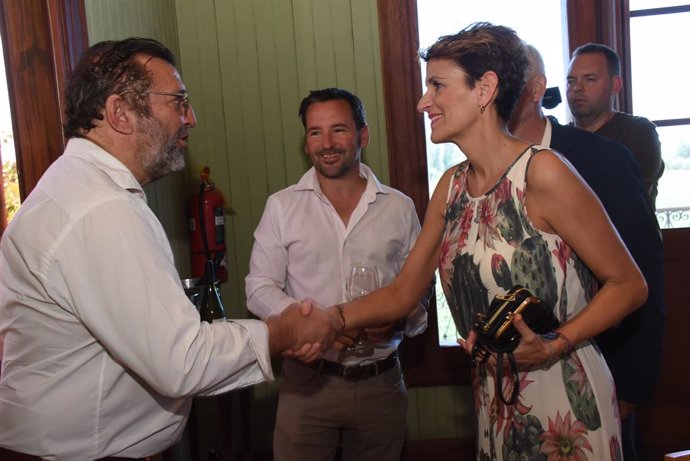 La presidenta de Navarra, María Chivite, ha mantenido en Mendoza un encuentro con el cónsul general de España en esta provincia argentina, Ramón Blecua.