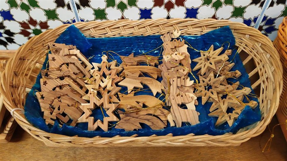 Detalle navideño de la tienda de comercio justo de Cáritas Huesca.