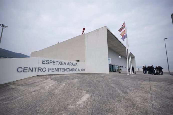 Archivo - Entrada del centro penitenciario Álava, en el día de la presentación del documental de EiTB 'Historias de la cárcel', en el centro penitenciario de Zaballa, a 4 de mayo de 2022, en Nanclares de la Oca, Álava, Euskadi (España).
