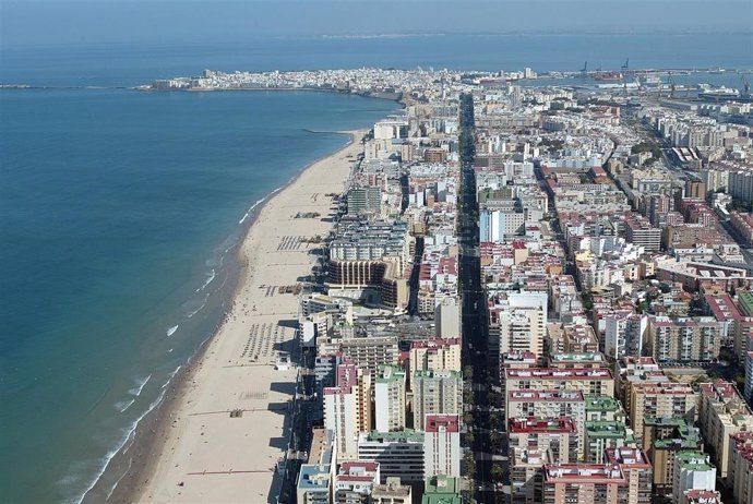 Archivo - Vista panorámica de Cádiz