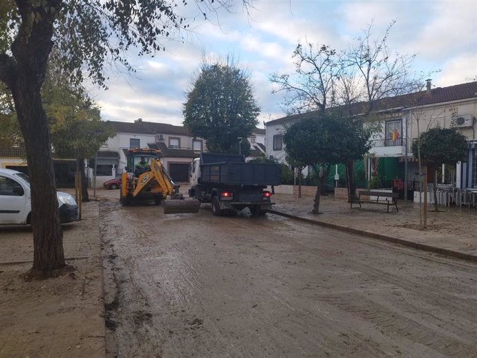 Retirada de lodo de una calle en Las Infantas