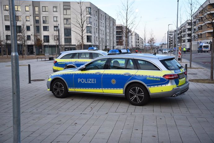 09 December 2022, Baden-Wuerttemberg, Heidelberg: Police vehicles stand in downtown Heidelberg ahead of the planned defusing of a World War II bomb. Photo: Rene Priebe/PR-Video/dpa