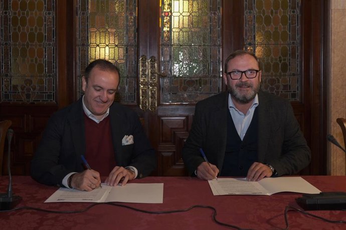 Francisco Páez y el cónsul general de Rumania, Bogdan Stanescu