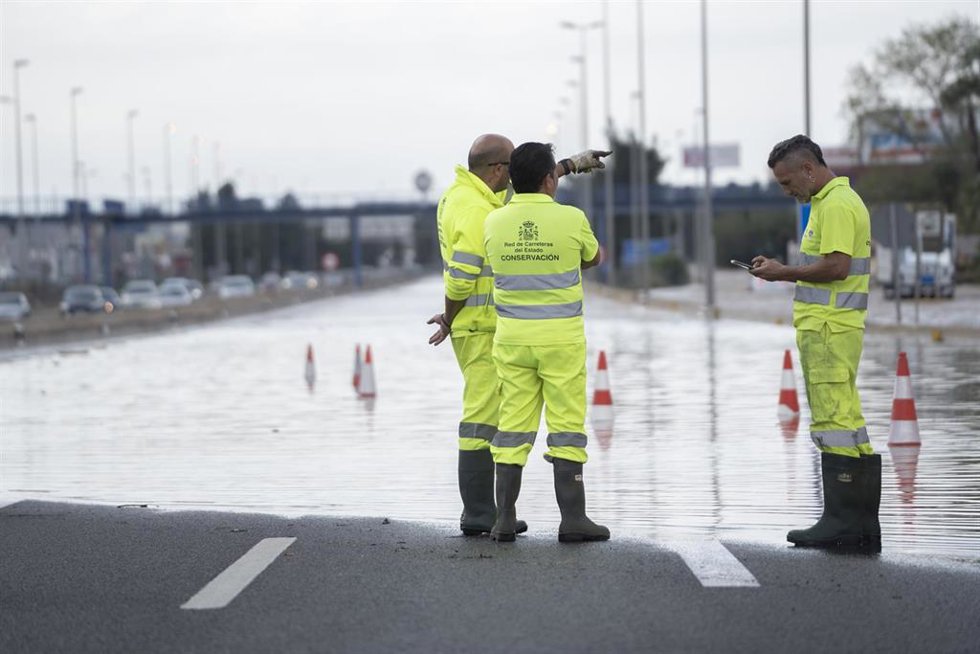 Imagen de archivo de una carretera cortada por inundaciones