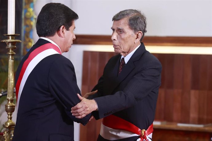 El expresidente de Perú Pedro Castillo (I) durante el nombramiento de Gustavo Bobbio (D) como ministro de Defensa