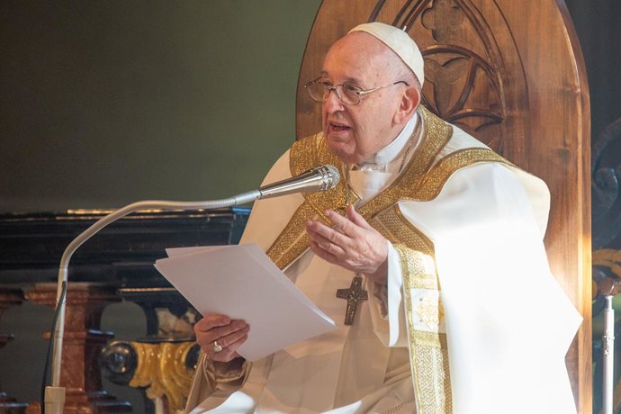 20 November 2022, Italy, Asti: Pope Francis presides over the holy mass in the Cathedral of Asti, northern Italy to meet the diocesan community from which his parents had left to emigrate to Argentina and the young people from all over the region on the