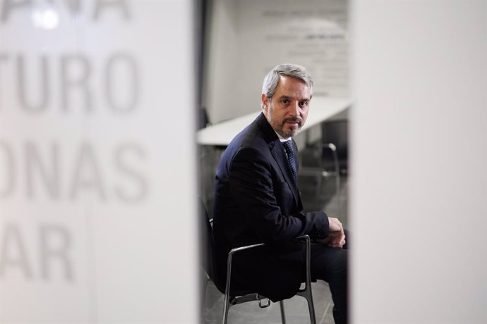 El vicesecretario de Economía del Partido Popular (PP), Juan Bravo, posa después de una entrevista para Europa Press, en la sede nacional del PP, a 6 de diciembre de 2022, en Madrid (España).