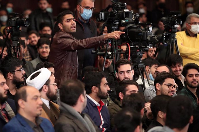 La prensa iraní durante un encuentro del presidente, Ebrahim Raisi, con estudiantes en Teherán