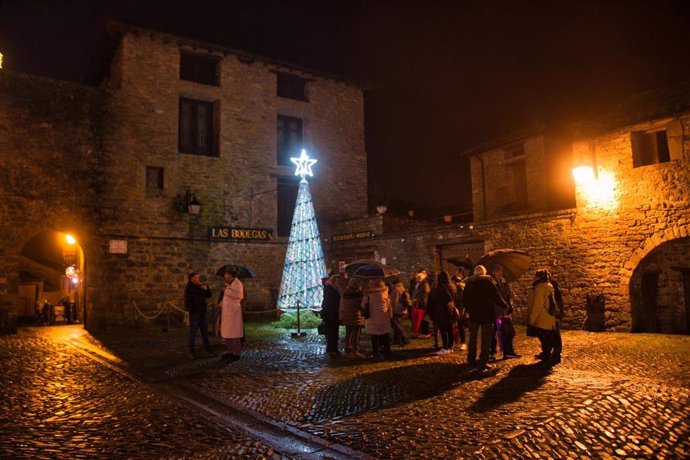 Los vecinos visitan el árbol de ganchillo en Aínsa.