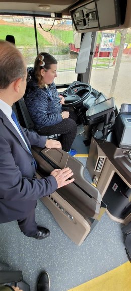 Una joven participa en una actividad llevada a cabo en el Parque de Sa Riera, con motivo del Día Internacional de las personas con Discapacidad