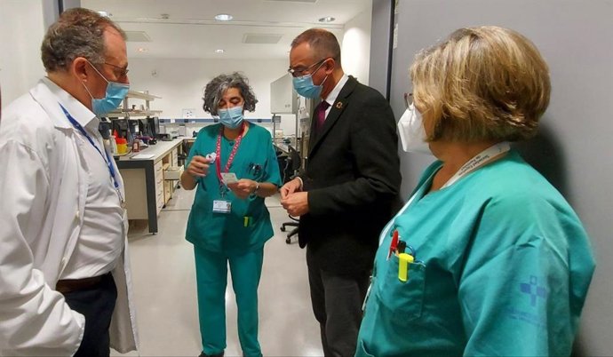 El consejero de Salud visita la Unidad de Reproducción Asistida del HUCA