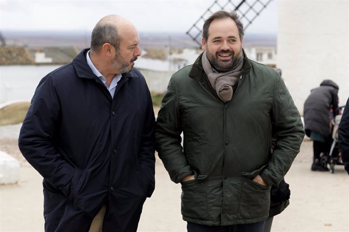 El vicesecretario de Coordinación Autonómica y Local del Partido Popular, Pedro Rollán, y e presidente del Partido Popular de Castilla-La Mancha, Paco Núñez, en Campo de Criptana