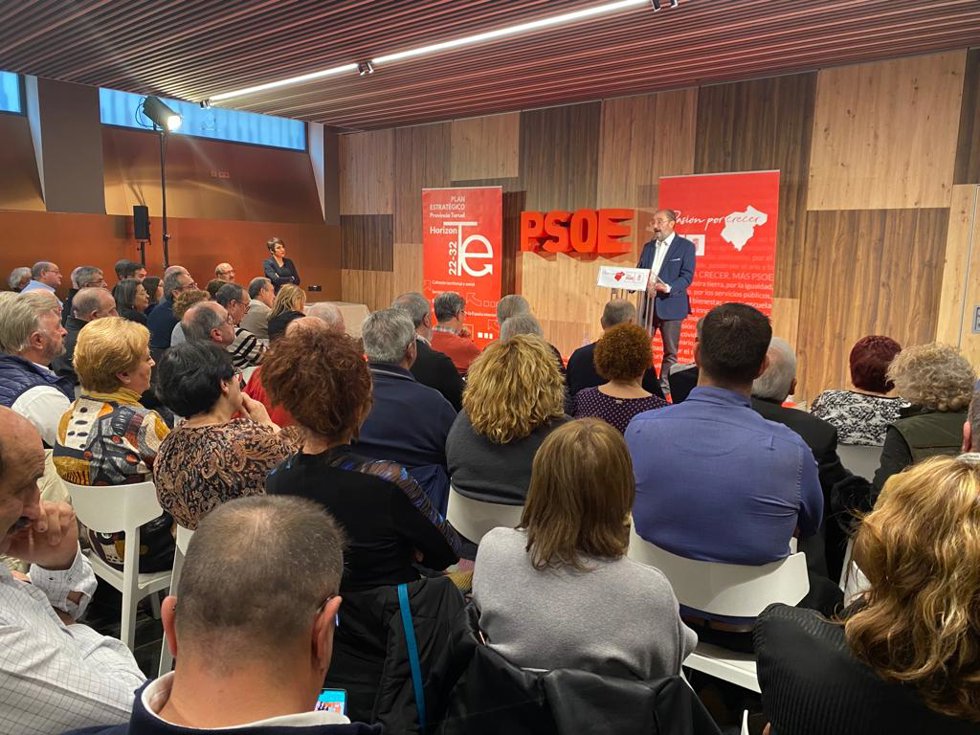El PSOE Teruel rinde homenaje a los afiliados que suman más de 40 años de militancia, que ha contado con la presencia del secretario general del PSOE Aragón Javier Lambán.