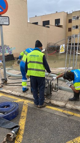Operarios trabajan para solucionar la rotura de una tubería principal de Emaya en el Pont d'Inca