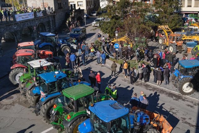 Una nueva movilización con tractores rechaza en Biescas el soterramiento de una línea de alta tensión que serviría para evacuar la energía de un macroproyecto de paneles fotovoltaicos