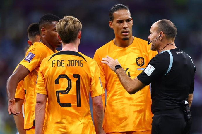 09 December 2022, Qatar, Lusail: Referee Antonio Mateu Lahoz of Spain talks to Netherlands' Cody Gakpo, Frenkie De Jong and Virgil Van Dijk during the FIFA World Cup Qatar 2022 Quarter-Final soccer match between Netherlands and Argentina at Lusail Stadi