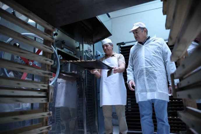 Sanz visita el obrador de La Colchona en Estepa