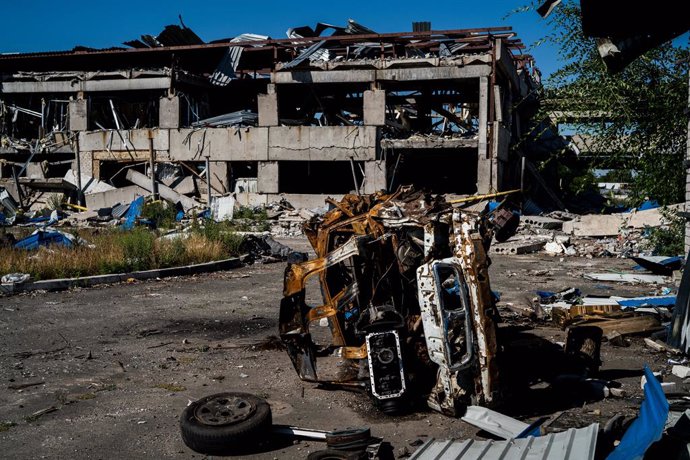 Archivo - 15 July 2022, Ukraine, Bakhmut: A general view of a destroyed building of fruit juices factory after a Russian missile attack. Photo: Vincenzo Circosta/ZUMA Press Wire/dpa