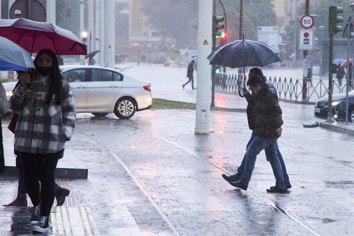 Dos personas se protegen del agua bajo un paraguas en el puente del mes de diciembre en Sevilla, a 9 de diciembre de 2022 en Sevilla (Andalucía, España).