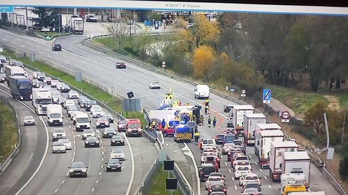 Imatge de l'accident en bolcar un camió de fruita i verdura a l'AP-7 a Maanet de la Selva (Girona)