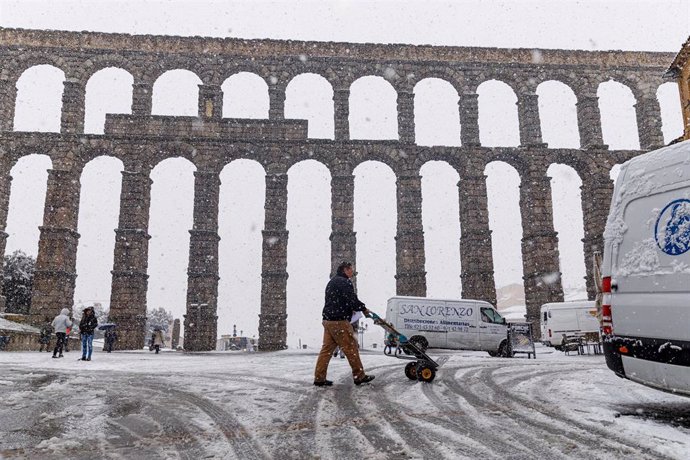 Archivo - La nieve cubre el acueducto de Segovia, a 20 de abril de 2022, en Segovia, Castilla y León (España). La nieve ha cubierto campos, jardines y tejados en la provincia de Segovia, tanto en la capital como en la sierra. Además, las fuertes nevadas