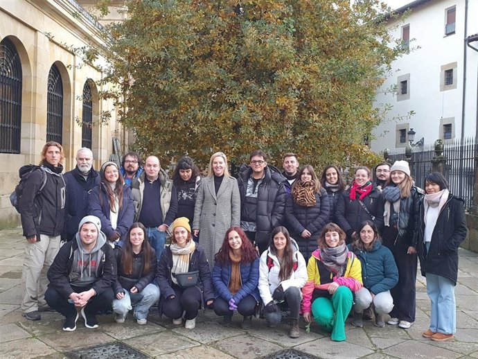 JÓVENES DE EUSKAL ETXEAK DE CINCO PAÍSES AMERICANOS VISITAN LA CASA DE JUNTAS DE GERNIKA