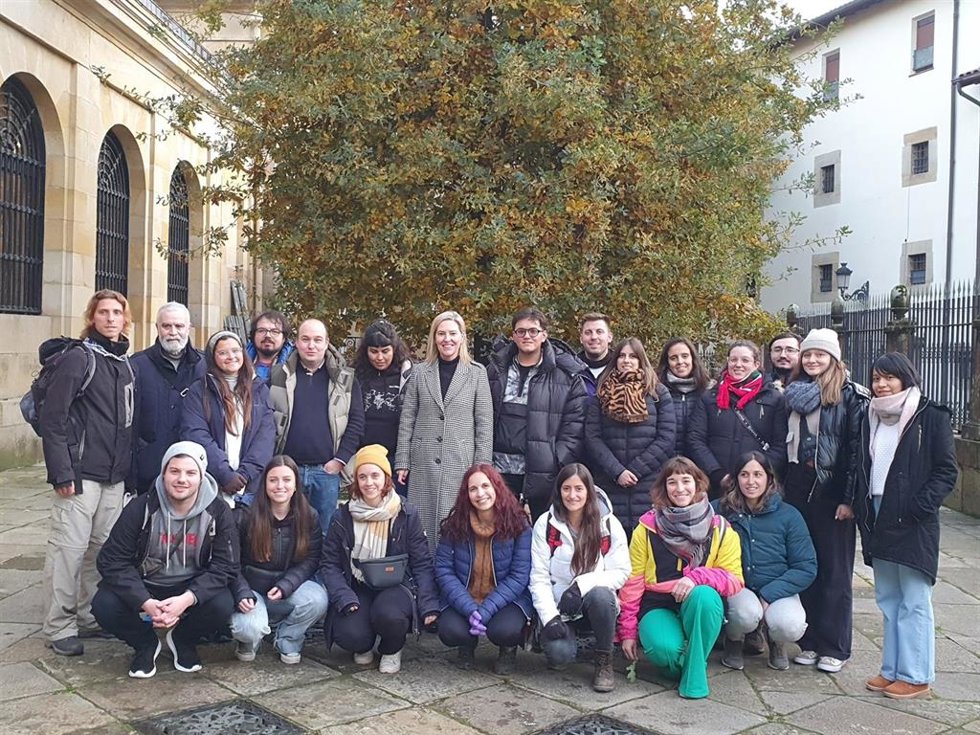 JÓVENES DE EUSKAL ETXEAK DE CINCO PAÍSES AMERICANOS VISITAN LA CASA DE JUNTAS DE GERNIKA