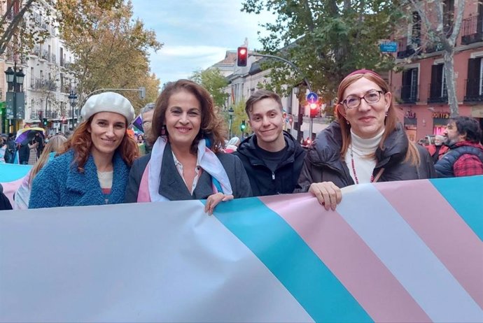Diputados de Mas Madrid en la manifestación en contra de los recortes de la 'Ley Trans'.