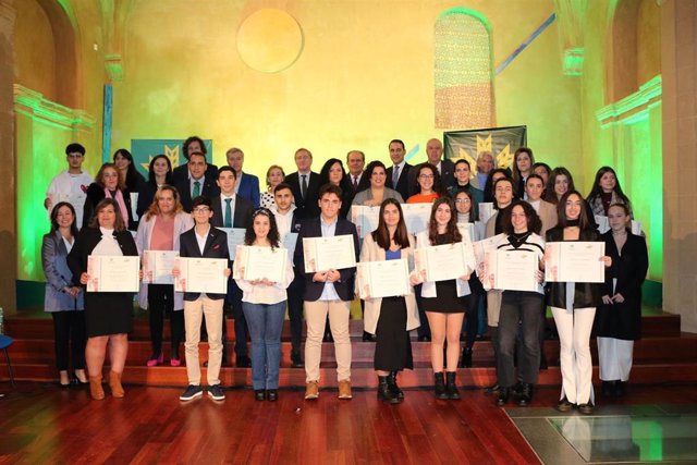 Autoridades y estudiantes premiados con Becas Espiga.