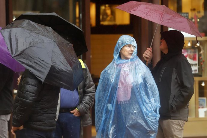 Varias personas con paraguas y chubasqueros, este pasado viernes en Málaga