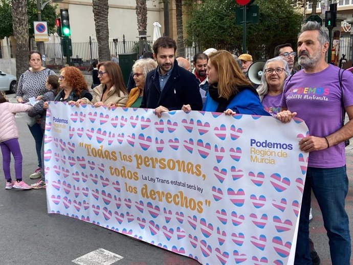 Javier Sánchez Serna, junto a Elvira Medina, en la manifestación de hoy en Murcia para pedir la retirada de las enmiendas contra la 'Ley Trans'
