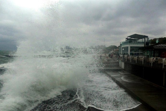 Archivo - 06 November 2022, Ukraine, Odesa: A storm hits the Black Sea coast of Odesa, southern Ukraine. Photo: -/Ukrinform/dpa