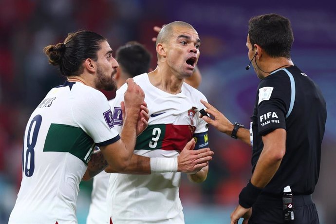 Rúben Neves y Pepe protestan al árbitro argentino Facundo Tello durante el Marruecos-Portugal de cuartos del Mundial de Catar
