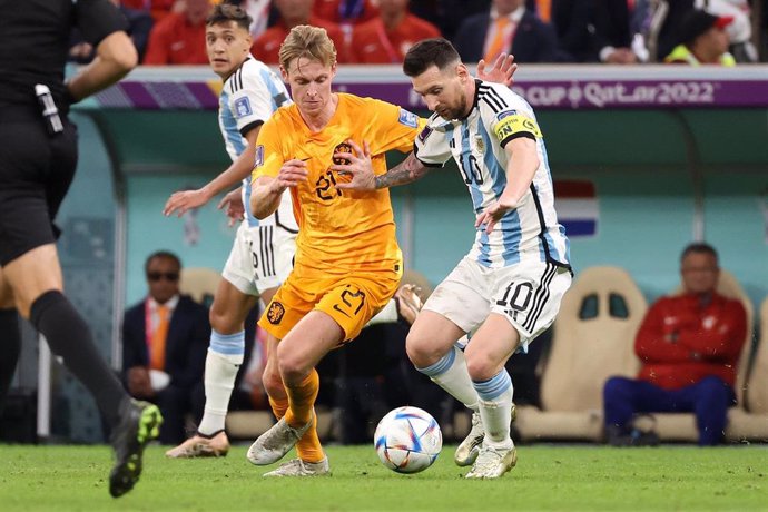 Frenkie de Jong y Leo Messi en el Países Bajos-Argentina del Mundial de Catar