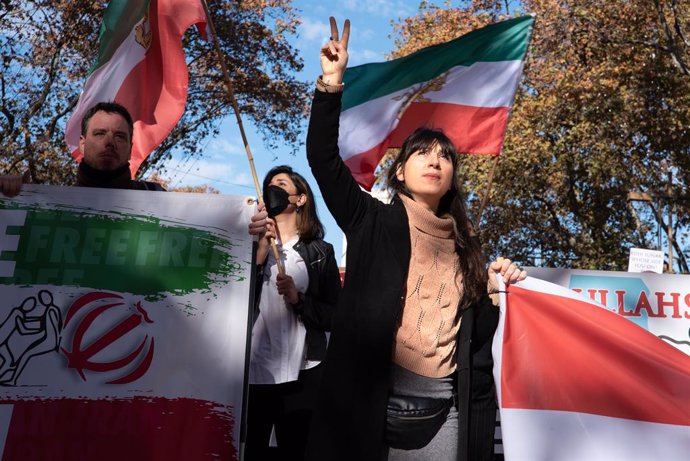 10 December 2022, Spain, Barcelona: A woman takes part in a demonstration in solidarity with the protests in Iran, On International Human Rights Day. Photo: Ximena Borrazas/SOPA Images via ZUMA Press Wire/dpa
