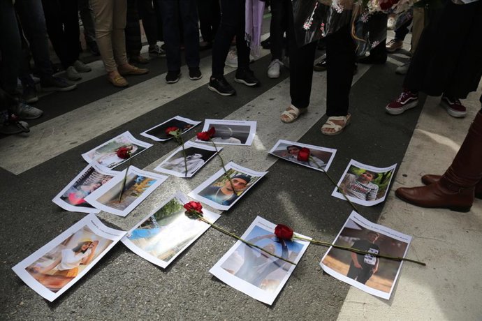 Archivo - Imágenes y rosas rojas de los asesinados en Irán durante las protestas por la muerte de Masha Amini, frente a la embajada de Irán, a 28 de septiembre de 2022, en Madrid (España)