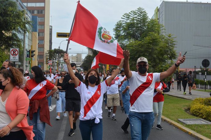 Manifestantes en contra de Pedro Castillo.