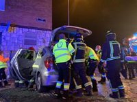 Grave un hombre de 45 años tras chocar con su coche contra la fachada de un edificio en San Blas
