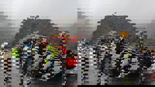 Bomberos excarcelan a un hombre atrapado en su vehículo tras volcar en las A-45