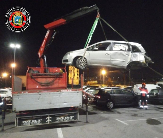 Los bomberos retiran el coche accidentado