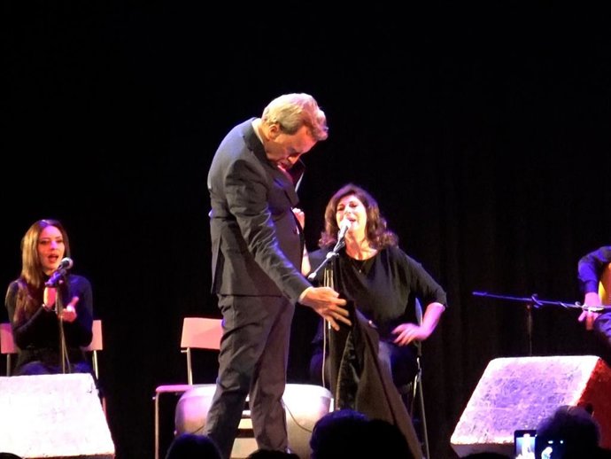 JOSÉ ORTEGA CANO BAILA MIENTRAS ISABEL LUNA CANTA