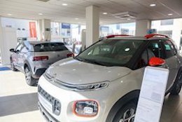 Archivo - Imagen de un concesionario de automóviles.