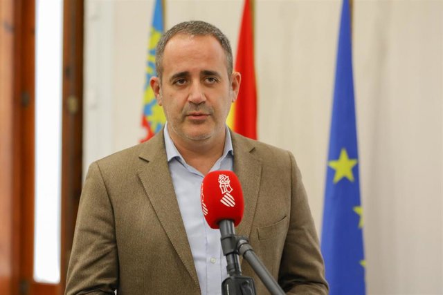 (I-D) La presidenta balear, Francina Armengol, y el presidente de la Generalitat, Ximo Puig, a su llegada a una rueda de prensa celebrada en la clausura de la I cumbre entre Baleares y Comunitat Valenciana