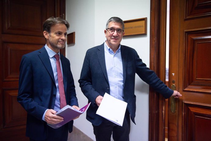 El portavoz del PSOE en el Congreso, Patxi López (i), y el presidente del grupo parlamentario de Unidas Podemos en el Congreso, Jaume Asens (d), conversan a su llegada al registro de la Disposición, en el Congreso de los Diputados, a 11 de noviembre de 