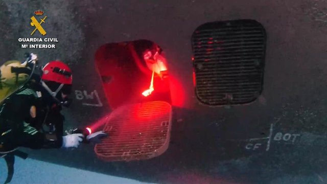 Buzos del GEAS inspeccionan el casco del buque