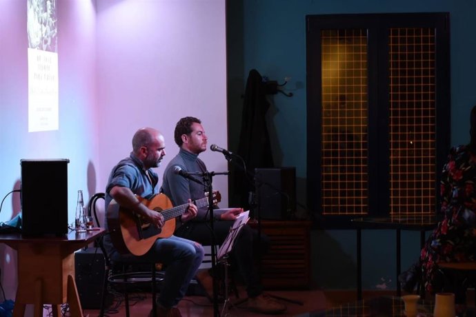 El cantautor Ginés Piñero y el poeta Alberto Caride en el Café El Sur de Murcia