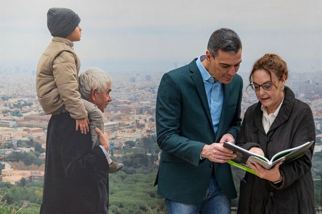 Archivo - El president del Govern central, Pedro Sánchez, en una visita a la Fundació Pasqual Maragall amb la presidenta, Cristina Maragall