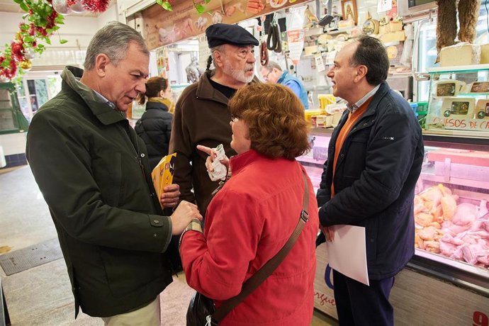 Sanz en el mercado del Cerro del Águila