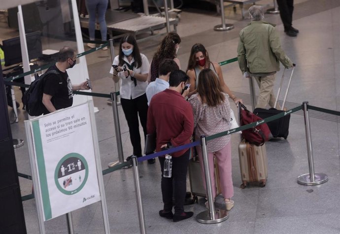 Archivo - Varias personas hacen cola para pasar un control de seguridad, en la estación de Madrid - Puerta de Atocha, a 11 de junio de 2021, en Madrid (España). El número de viajeros que optó por viajar en avión para desplazarse por el interior del país