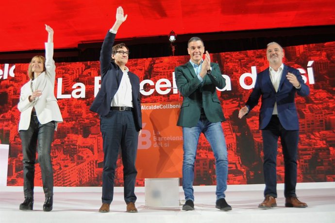 La viceprimera secretria d'organització electoral del PSC i alcaldessa de Sant  Boi, Llusa Moret; el primer secretari del PSC, Salvador Illa; el president del Govern central, Pedro Sánchez, i el primer tinent d'alcalde de Barcelona, Jaume Collboni